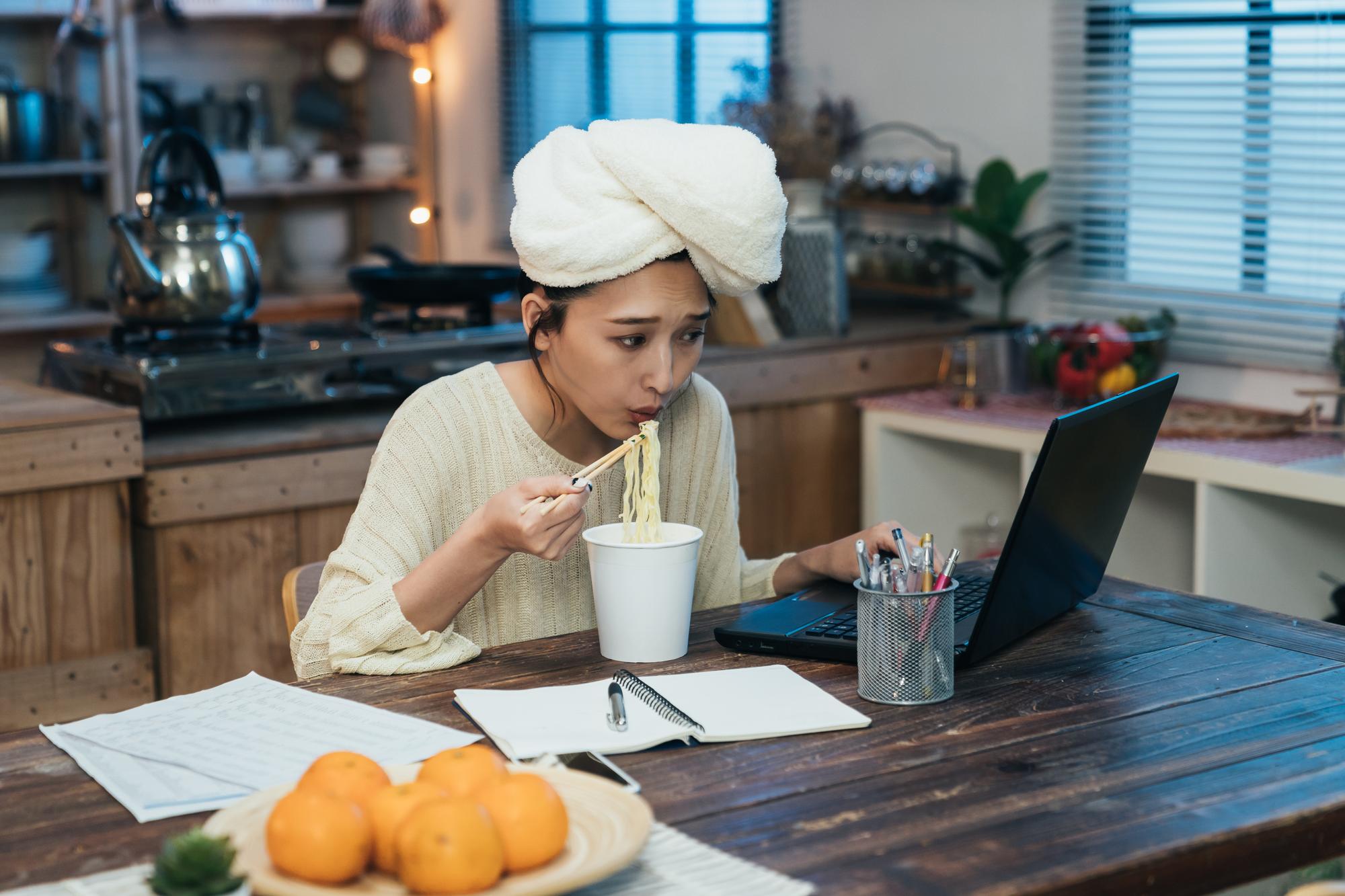 Lezione online con studente e chef al laptop