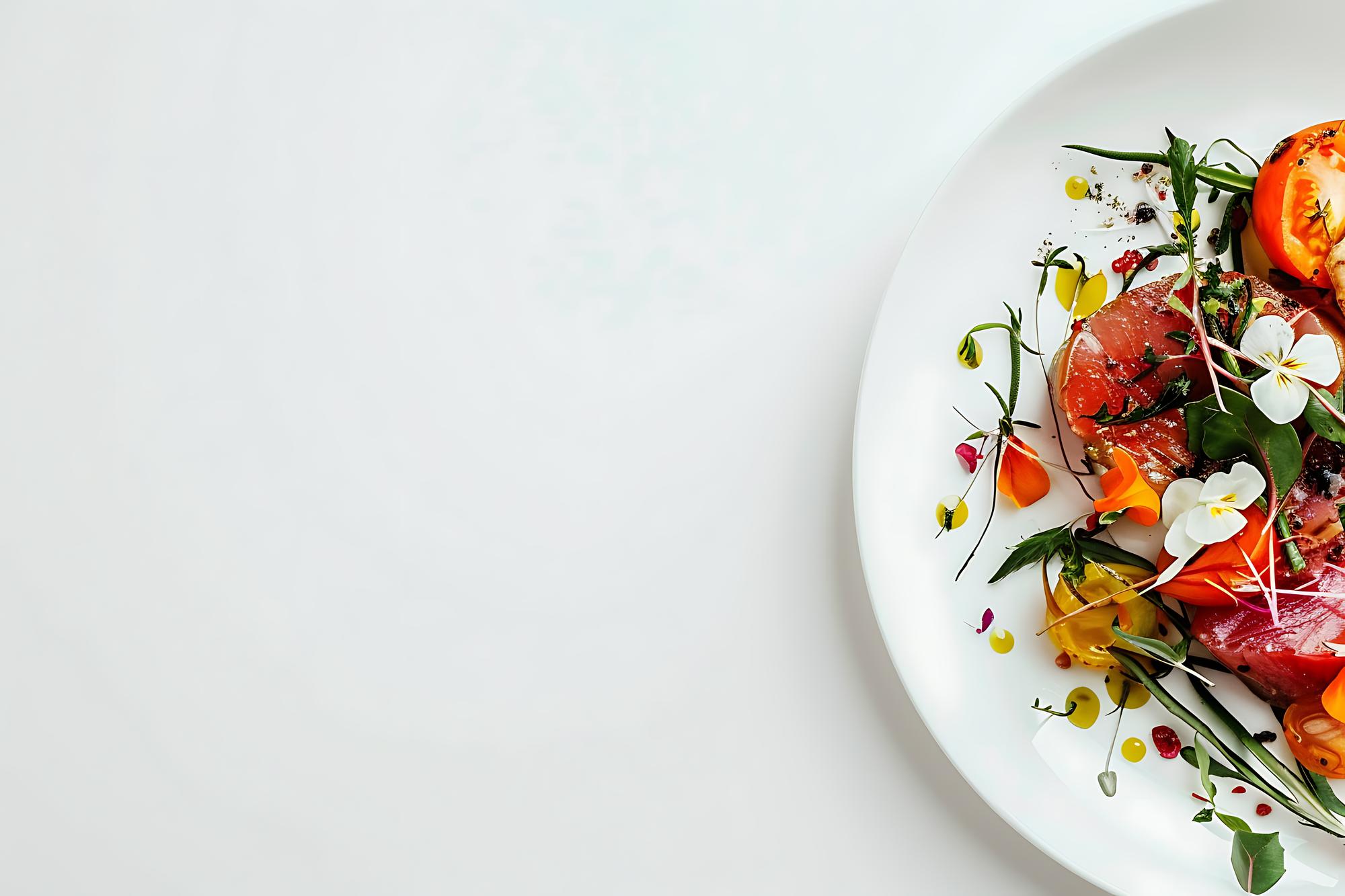 Grande piatto gourmet su fondo neutro